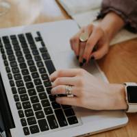 Frau arbeitet am Laptop